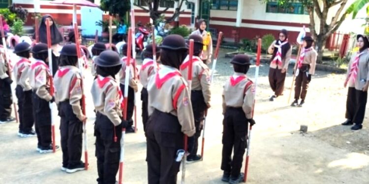 Pramuka SDN 260 Masago Latih Disiplin dan Kekompakan Penggalang SD dalam LKBB Tongkat