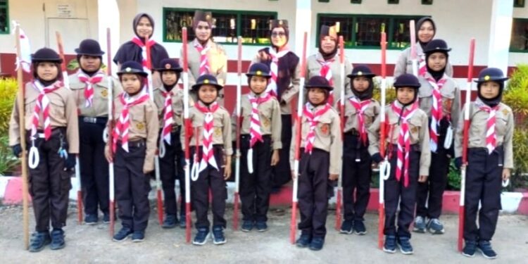 Pramuka SDN 260 Masago Latih Disiplin dan Kekompakan Penggalang SD dalam LKBB Tongkat