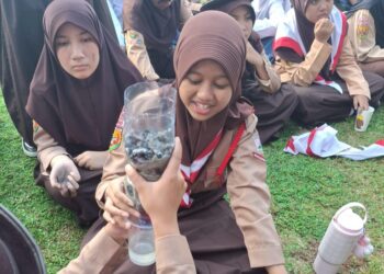 Keseruan Anggota Pramuka SMP Islam Al-Azhar BSD@Cileungsi Praktik Penjernihan Air