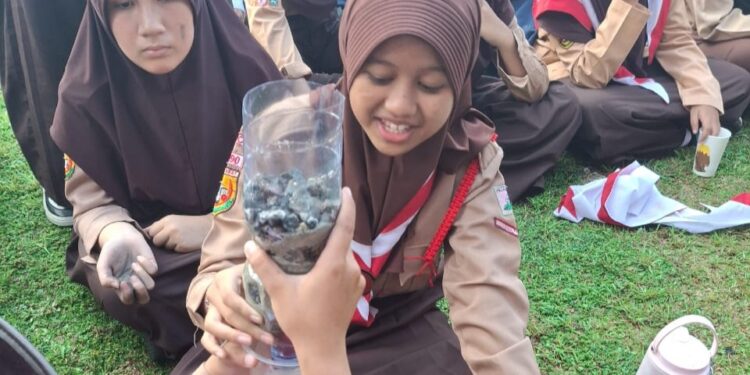 Keseruan Anggota Pramuka SMP Islam Al-Azhar BSD@Cileungsi Praktik Penjernihan Air