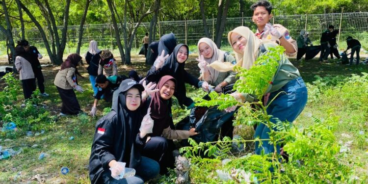 Pramuka UIN Sultanah Nahrasiyah Ajak Mahasiswa Jaga dan Lestarikan Pantai Lewat Aksi Kolaborasi