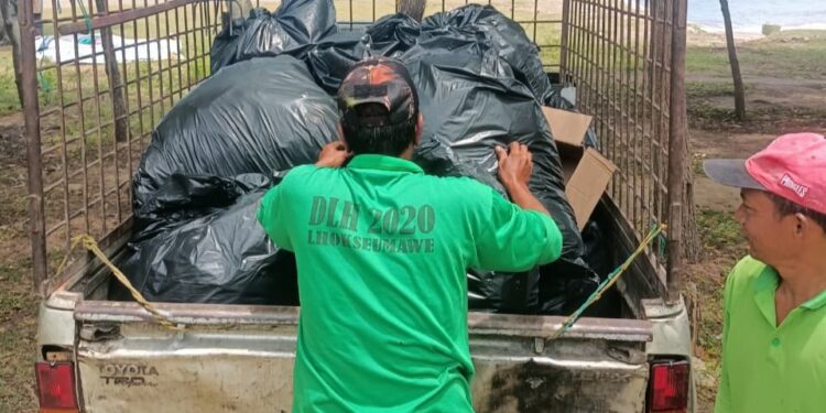 Pramuka UIN Sultanah Nahrasiyah Ajak Mahasiswa Jaga dan Lestarikan Pantai Lewat Aksi Kolaborasi