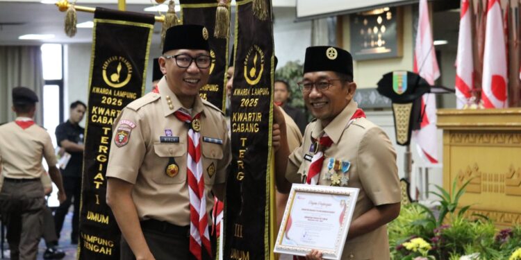 Gubernur Lampung Serahkan Penghargaan Kwarcab Tergiat 2025. Berikut Ini Daftar Peraihnya