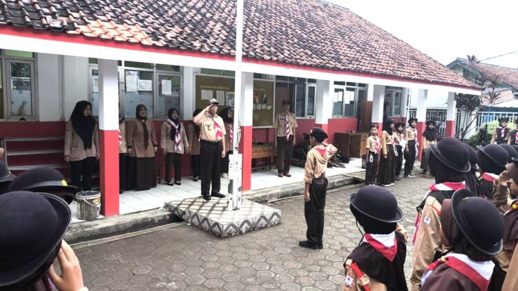 Diguyur hujan, 72 Pramuka SDN Cipeucang 01 Tetap Semangat Ikuti Perjusa