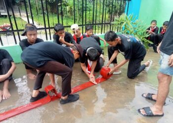 Pramuka MTsN 6 Tabalong Gelar Edukasi Penanganan Kebakaran Bersama UPBS Damkar Jaro