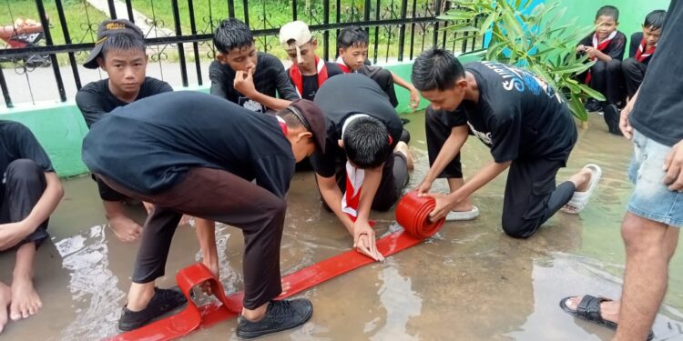Pramuka MTsN 6 Tabalong Gelar Edukasi Penanganan Kebakaran Bersama UPBS Damkar Jaro