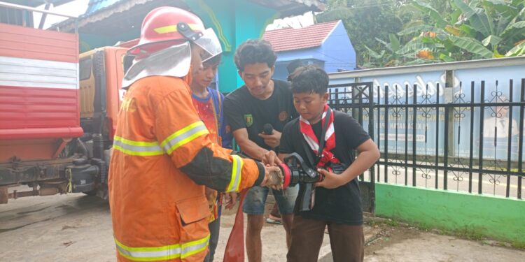 Pramuka MTsN 6 Tabalong Gelar Edukasi Penanganan Kebakaran Bersama UPBS Damkar Jaro