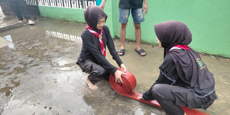 Pramuka MTsN 6 Tabalong Gelar Edukasi Penanganan Kebakaran Bersama UPBS Damkar Jaro