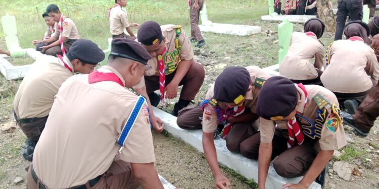 Pramuka Wirosari Peringati Hari Pahlawan Dengan Tabur Bunga