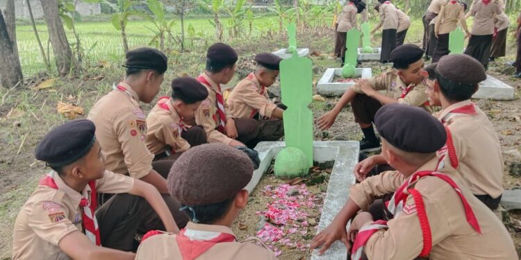 Pramuka Wirosari Peringati Hari Pahlawan Dengan Tabur Bunga