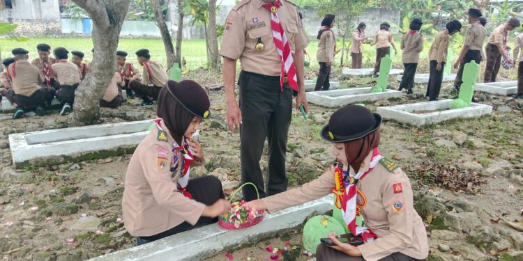 Pramuka Wirosari Peringati Hari Pahlawan Dengan Tabur Bunga