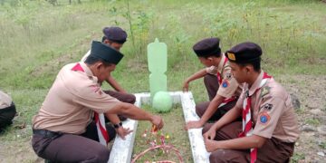 Pramuka Wirosari Peringati Hari Pahlawan Dengan Tabur Bunga
