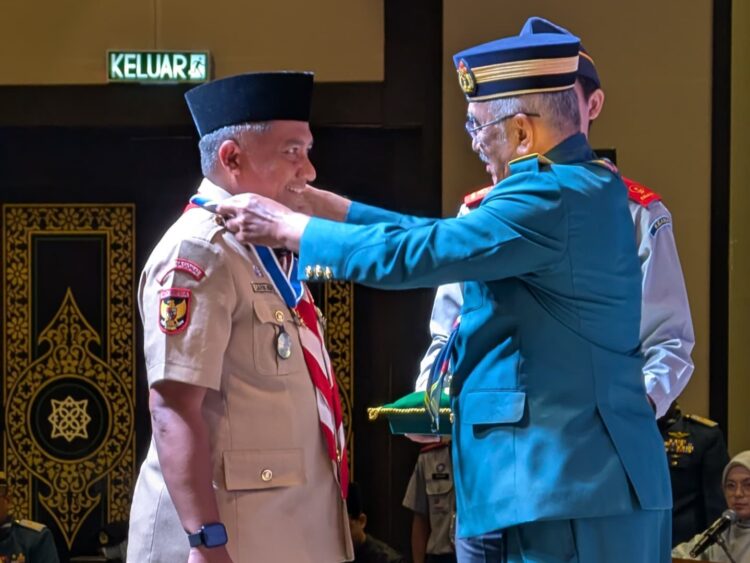 Wakil Kepala Pusdiklatnas Gerakan Pramuka Terima Penghargaan dari Persekutuan Pengakap Malaysia