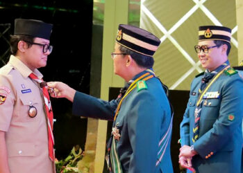 Andalan Nasional Gerakan Pramuka Terima Penghargaan Pingat Kepujian Mutiara dari Persekutuan Pengakap Malaysia (PPM)