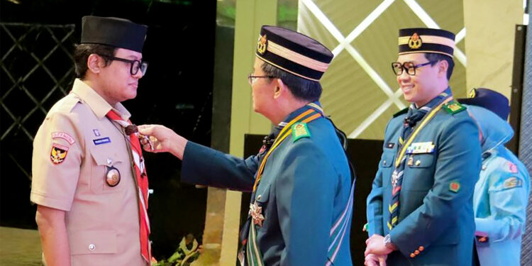Andalan Nasional Gerakan Pramuka Terima Penghargaan Pingat Kepujian Mutiara dari Persekutuan Pengakap Malaysia (PPM)
