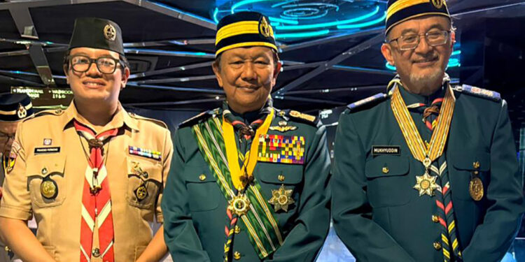 Andalan Nasional Gerakan Pramuka Terima Penghargaan Pingat Kepujian Mutiara dari Persekutuan Pengakap Malaysia (PPM)