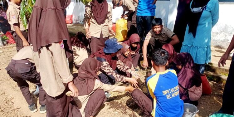 Pramuka Bukan Sekadar Tepuk Tangan, tapi Keterampilan Tangan: Saka Tarunabumi Patimpeng Ajarkan Bokashi, Tumbuhkan Generasi Muda Pertanian