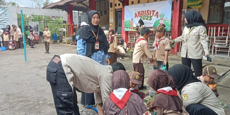 Kolaborasi Pramuka SD QITA dan HIMASITA Menanam Toga sebagai Edukasi Kesehatan Bersama