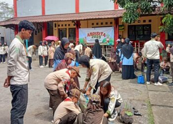 Kolaborasi Pramuka SD QITA dan HIMASITA Menanam Toga sebagai Edukasi Kesehatan Bersama