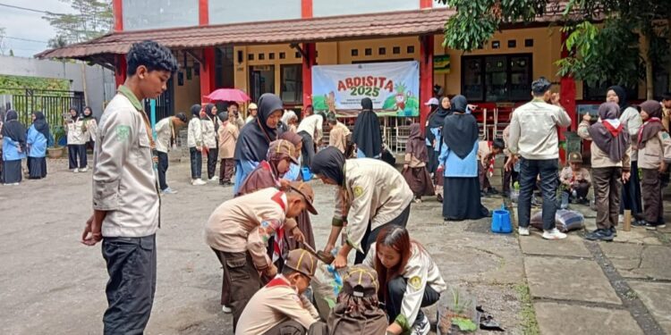 Kolaborasi Pramuka SD QITA dan HIMASITA Menanam Toga sebagai Edukasi Kesehatan Bersama