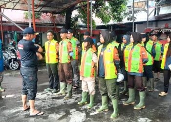 Pramuka Peduli dan Damkar Padang Suplai Air Bersih ke RS M. Djamil Akibat Banjir