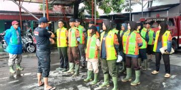 Pramuka Peduli dan Damkar Padang Suplai Air Bersih ke RS M. Djamil Akibat Banjir