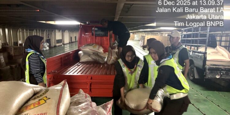 Pramuka Jakarta Gelar Aksi Kemanusiaan di Posko Logistik Bantuan Bencana Alam Sumatera