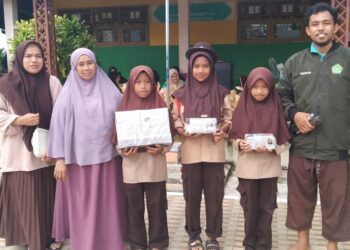 Wakil Ketua Mabigus Serahkan Penghargaan kepada Peserta Persami MI Arrahman Pajekko