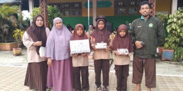 Wakil Ketua Mabigus Serahkan Penghargaan kepada Peserta Persami MI Arrahman Pajekko