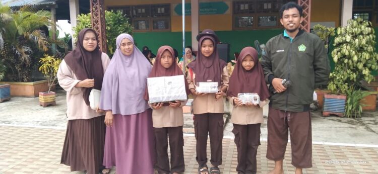 Wakil Ketua Mabigus Serahkan Penghargaan kepada Peserta Persami MI Arrahman Pajekko