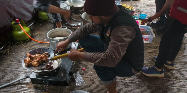 Pramuka Jakarta Gelar Aksi Kemanusiaan di Posko Logistik Bantuan Bencana Alam Sumatera