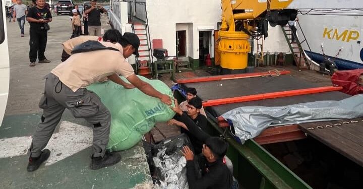 Pramuka MAN 2 Banda Aceh dan Pramuka Peduli Kwarda Aceh Salurkan Pakaian Layak Pakai ke Krueng Geukuh Melalui Kapal KN Antares