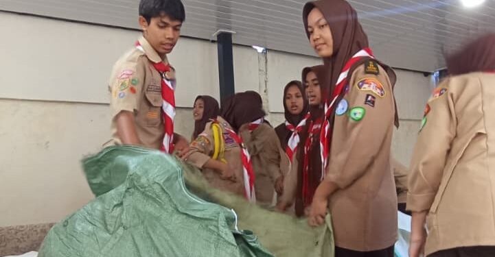 Pramuka MAN 2 Banda Aceh dan Pramuka Peduli Kwarda Aceh Salurkan Pakaian Layak Pakai ke Krueng Geukuh Melalui Kapal KN Antares