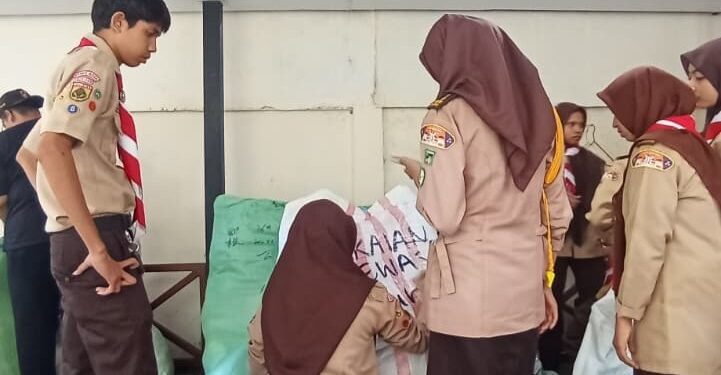 Pramuka MAN 2 Banda Aceh dan Pramuka Peduli Kwarda Aceh Salurkan Pakaian Layak Pakai ke Krueng Geukuh Melalui Kapal KN Antares