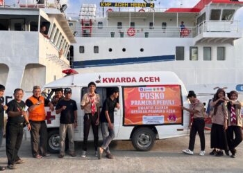 Pramuka MAN 2 Banda Aceh dan Pramuka Peduli Kwarda Aceh Salurkan Pakaian Layak Pakai ke Krueng Geukuh Melalui Kapal KN Antares