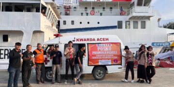 Pramuka MAN 2 Banda Aceh dan Pramuka Peduli Kwarda Aceh Salurkan Pakaian Layak Pakai ke Krueng Geukuh Melalui Kapal KN Antares