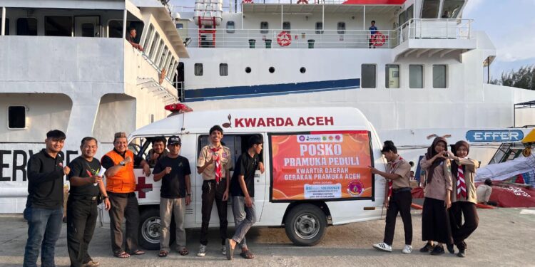 Pramuka MAN 2 Banda Aceh dan Pramuka Peduli Kwarda Aceh Salurkan Pakaian Layak Pakai ke Krueng Geukuh Melalui Kapal KN Antares