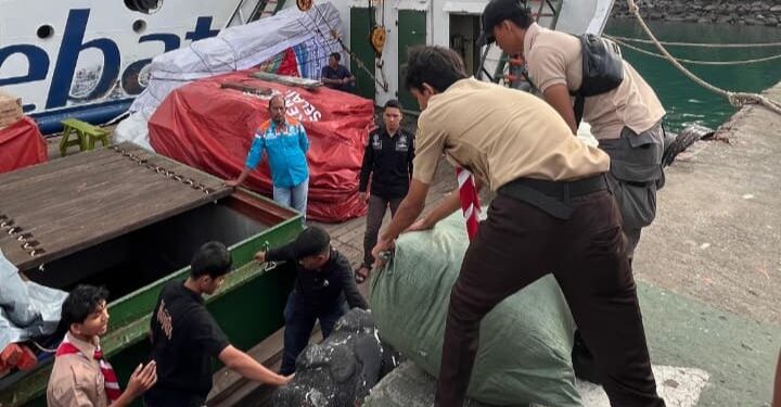 Pramuka MAN 2 Banda Aceh dan Pramuka Peduli Kwarda Aceh Salurkan Pakaian Layak Pakai ke Krueng Geukuh Melalui Kapal KN Antares