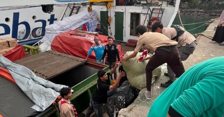 Pramuka MAN 2 Banda Aceh dan Pramuka Peduli Kwarda Aceh Salurkan Pakaian Layak Pakai ke Krueng Geukuh Melalui Kapal KN Antares