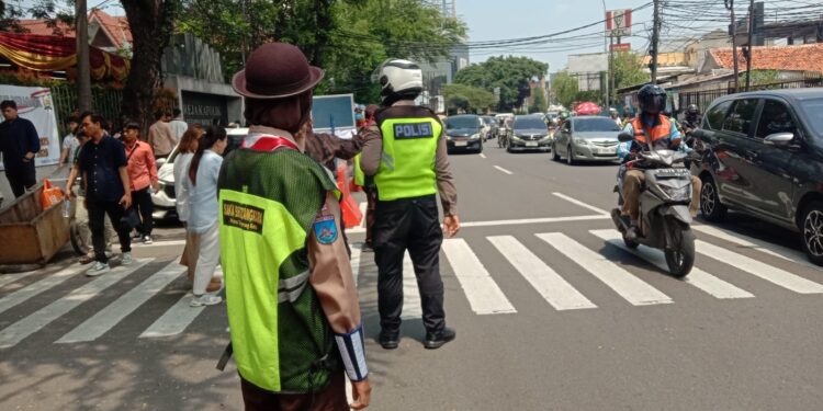 Karya Bakti Pramuka, Kwarcab Kota Tangerang bersama Polri Laksanakan Pengamanan Nataru 2025