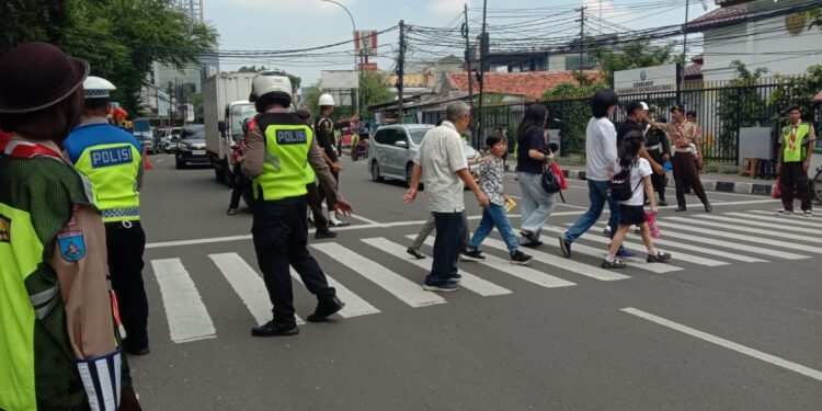 Karya Bakti Pramuka, Kwarcab Kota Tangerang bersama Polri Laksanakan Pengamanan Nataru 2025
