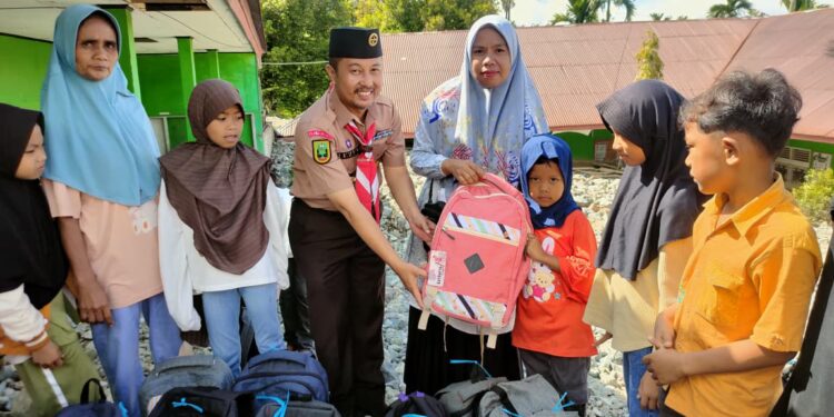 Kwarcab Kota Pekanbaru Salurkan Perlengkapan Sekolah untuk Siswa Terdampak Galodo di Agam