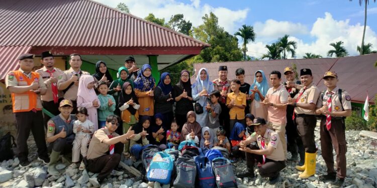Kwarcab Kota Pekanbaru Salurkan Perlengkapan Sekolah untuk Siswa Terdampak Galodo di Agam