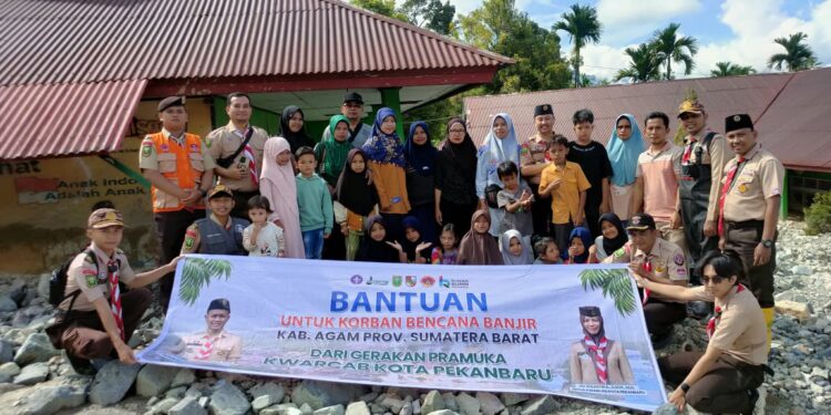 Kwarcab Kota Pekanbaru Salurkan Perlengkapan Sekolah untuk Siswa Terdampak Galodo di Agam