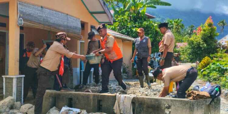 Kwarcab Kota Pekanbaru Salurkan Perlengkapan Sekolah untuk Siswa Terdampak Galodo di Agam