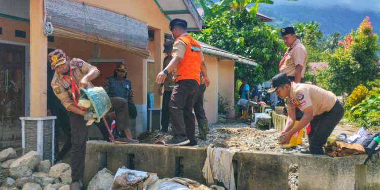 Kwarcab Kota Pekanbaru Salurkan Perlengkapan Sekolah untuk Siswa Terdampak Galodo di Agam