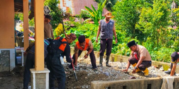 Kwarcab Kota Pekanbaru Salurkan Perlengkapan Sekolah untuk Siswa Terdampak Galodo di Agam