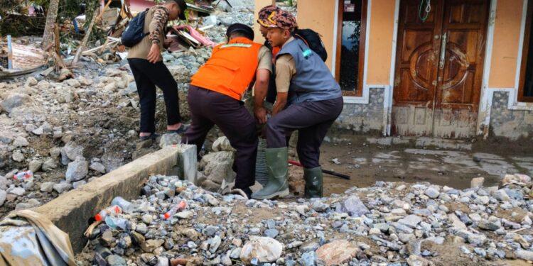 Kwarcab Kota Pekanbaru Salurkan Perlengkapan Sekolah untuk Siswa Terdampak Galodo di Agam