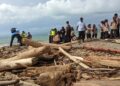 Ratusan Pramuka Bantu Tangani Kiriman Kayu Pasca Banjir Di Pantai Pasie Nan Tigo