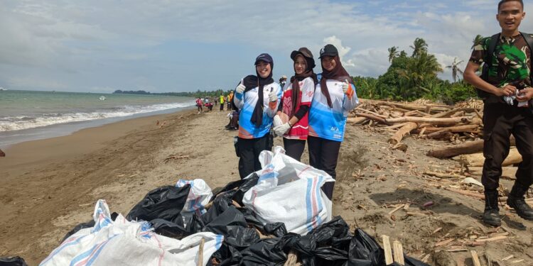 Ratusan Pramuka Bantu Tangani Kiriman Kayu Pasca Banjir Di Pantai Pasie Nan Tigo